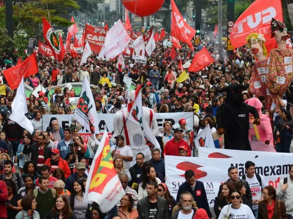São Paulo - Manifestação das centrais sindicais CUT, Força, UGT, CTB, CSB, CGTB, NCST e CSP-Conlutas e Intersindical, contra a retirada de direitos trabalhistas na Avenida Paulista (Rovena Rosa/Agência Brasil )