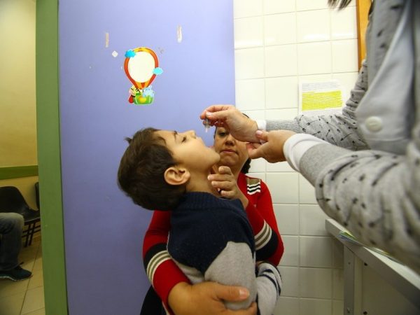 Pais e responsáveis devem reforçar a proteção das crianças menores de cinco anos contra a paralisia infantil — Foto: Claudio Vieira/Prefeitura de São José dos Campos