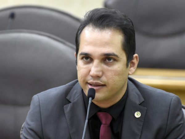 Parlamentar conversou individualmente com os prefeitos que foram beneficiados com as emendas — Foto: Eduardo Maia