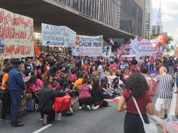 São Paulo (SP), 01/05/2025 – Movimentos sociais como o Mulheres em Luta, Marielle Vive, Luta Popular e Movimento Nacional de Lutas do Campo e da Cidade e entidades como a Central Sindical e Popular Conlutas realizam um dos atos organizados na capital paulista para marcar o Dia dos Trabalhadores e Trabalhadoras. Foto: Letycia Bond/Agência Brasil