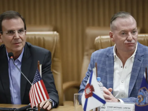 Rio de Janeiro (RJ), 26/02/2026 – O Chefe de Departamento da Polícia da Cidade de Nova York, Michael J. LiPetri, com o prefeito Eduardo Paes na Central de Inteligência, Vigilância e Tecnologia de Apoio à Segurança Pública - CIVITAS Rio. Foto: Fernando Frazão/Agência Brasil