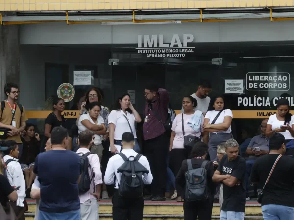 Rio de Janeiro (RJ), 30/10/2025 – Atendimento aos familiares durante o reconhecimento dos corpos dos mortos na Operação Contenção no Instituto Médico Legal. Foto: Fernando Frazão/Agência Brasil