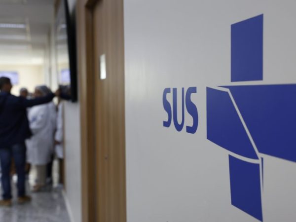 Parede com Símbolo do Sistema Único de Saúda (SUS)