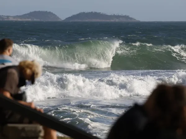 Rio de Janeiro (RJ), 30/07/2025 – Ressaca no mar traz ondas grandes à praia do Leme, provocadas pela passagem de um ciclone extratropical. Foto: Fernando Frazão/Agência Brasil