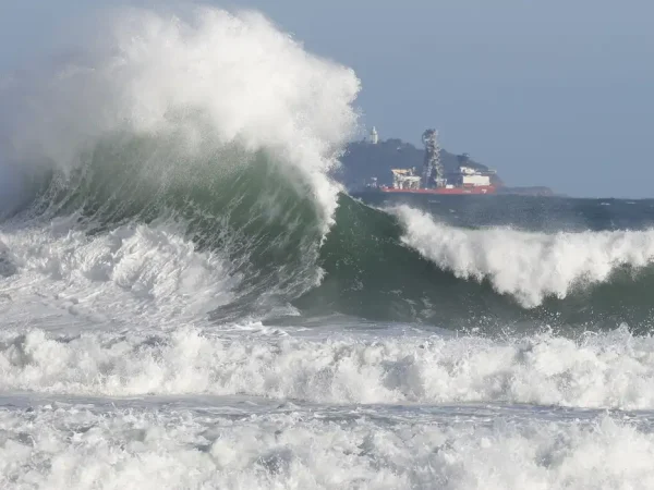 Rio de Janeiro (RJ), 30/07/2025 – Ressaca no mar traz ondas grandes à praia do Leme, provocadas pela passagem de um ciclone extratropical. Foto: Fernando Frazão/Agência Brasil