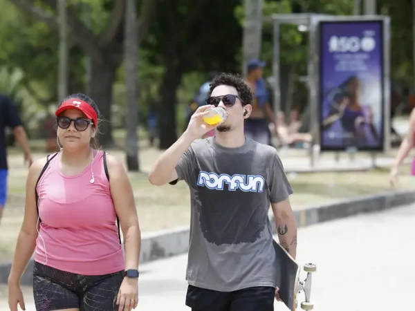 Rio de Janeiro (RJ) 25/01/2025 – Frequentadores se refrescam na Praia do Flamengo durante semana com alerta de calor extremo. Foto: Fernando Frazão/Agência Brasil