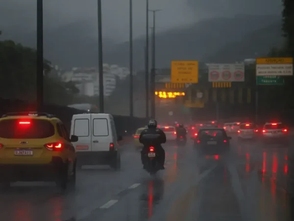 Rio de Janeiro (RJ) 29/01/2025 – Chegada de chuvas faz Defesa Civil enviar alerta extremo na cidade pela primeira vez. Motoristas dirigem sob chuva na Linha Amarela. Foto: Fernando Frazão/Agência Brasil
