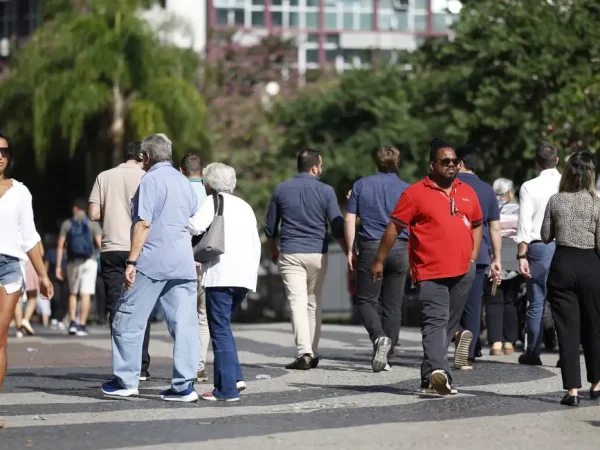 Rio de Janeiro (RJ), 28/05/2026 – Trabalhadores no Largo da Carioca após aprovação pela Câmara dos Deputados da PEC que acaba com escala de trabalho 6x1. Foto: Fernando Frazão/Agência Brasil