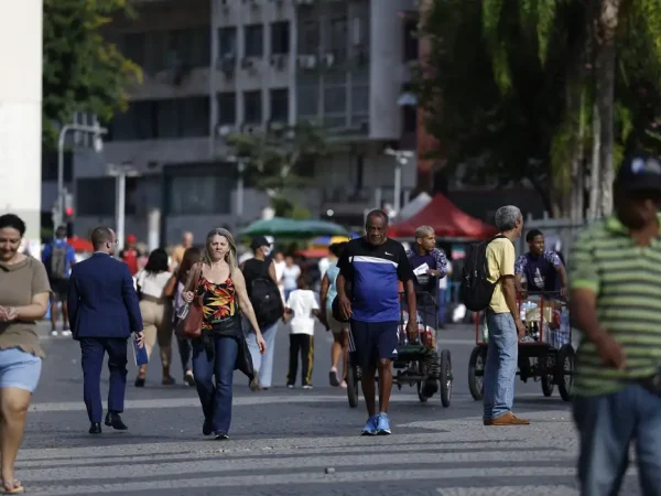 Rio de Janeiro (RJ), 28/05/2026 – Trabalhadores no Largo da Carioca após aprovação pela Câmara dos Deputados da PEC que acaba com escala de trabalho 6x1. Foto: Fernando Frazão/Agência Brasil