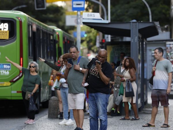 _d6a7640 Rio de Janeiro (RJ), 28/05/2026 – Trabalhadores em ponto de ônibus no Largo da Carioca após aprovação pela Câmara dos Deputados da PEC que acaba com escala de trabalho 6x1. Foto: Fernando Frazão/Agência Brasil