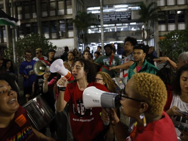 Rio de Janeiro (RJ) 29/07/2024 – Estudantes da Universidade do Estado do Rio de Janeiro (Uerj) protestam contra cortes e limitação de benefícios que garantem a permanência estudantil, como auxílio-alimentação e bolsa de apoio a alunos em vulnerabilidade social.  Foto: Fernando Frazão/Agência Brasil