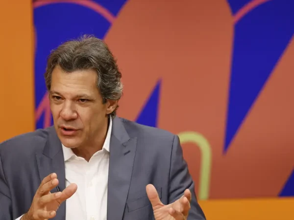 Rio de Janeiro (RJ), 16/04/2025 – O ministro da Fazenda, Fernando Haddad, participa do programa Sem Censura, da TV Brasil, apresentado por Cissa Guimarães, que também recebe o pianista Francis Hime, o psiquiatra Higor Caldato e o jornalista Muka. Foto: Fernando Frazão/Agência Brasil