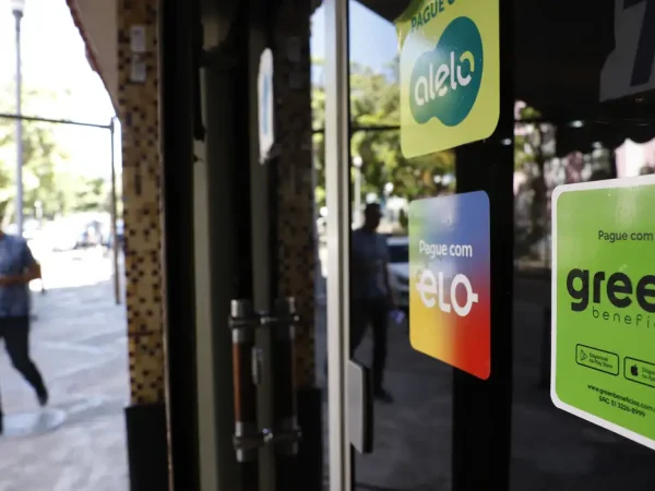Rio de Janeiro (RJ), 12/01/2025 – Adesivos de operadoras de cartões de benefícios em restaurante. Novo decreto moderniza o Programa de Alimentação do Trabalhador (PAT) e traz novas regras ao sistema de vale-alimentação e vale-refeição. Foto: Fernando Frazão/Agência Brasil