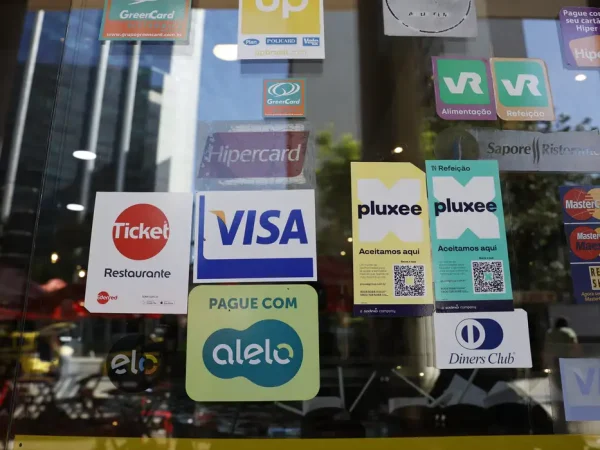 Rio de Janeiro (RJ), 12/01/2025 – Adesivos de operadoras de cartões de benefícios em restaurante. Novo decreto moderniza o Programa de Alimentação do Trabalhador (PAT) e traz novas regras ao sistema de vale-alimentação e vale-refeição. Foto: Fernando Frazão/Agência Brasil