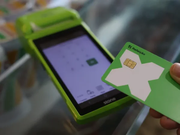 Rio de Janeiro (RJ), 12/01/2025 – Transação comercial em maquininha. Novo decreto moderniza o Programa de Alimentação do Trabalhador (PAT) e traz novas regras ao sistema de vale-alimentação e vale-refeição. Foto: Fernando Frazão/Agência Brasil