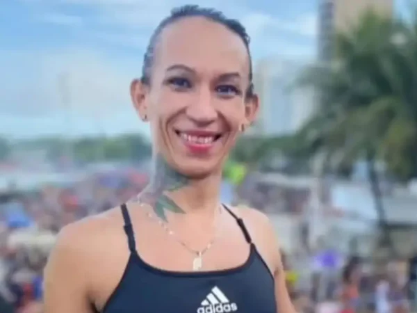 Rio de Janeiro (RJ), 03/05/2025 - Danny Rocha, uma mulher trans, cozinheira da CasaNem, ativista e referência de acolhimento e resistência na Lapa. Foto: bennybriolly/Instagram