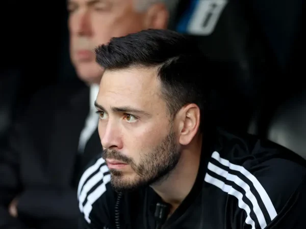 Davide Ancelotti ao lado do pai, Carlo Ancelotti, durante jogo do Real Madrid
29/04/2023
REUTERS/Isabel Infantes