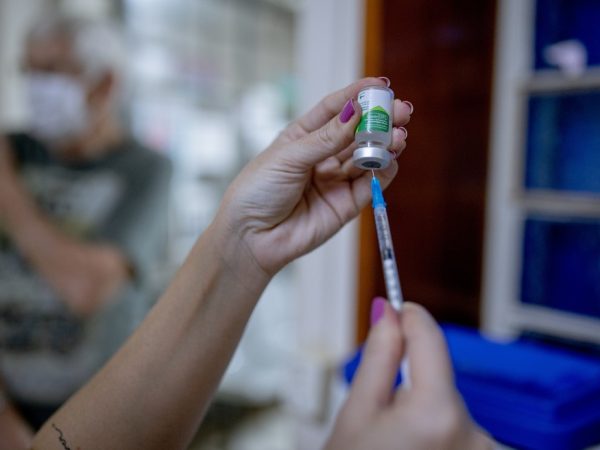 Preparação de vacina contra a gripe — Foto: Prefeitura de Piracicaba