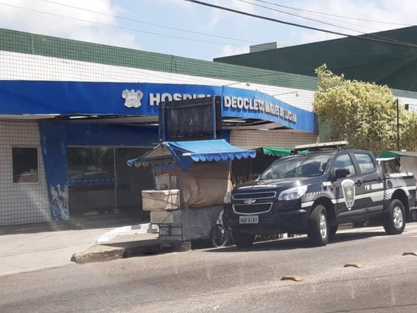 Suspeitos baleados em Parnamirim foram socorridos ao Hospital Regional Deoclécio Marques, mas não resistiram — Foto: Sérgio Henrique Santos/Inter TV Cabugi