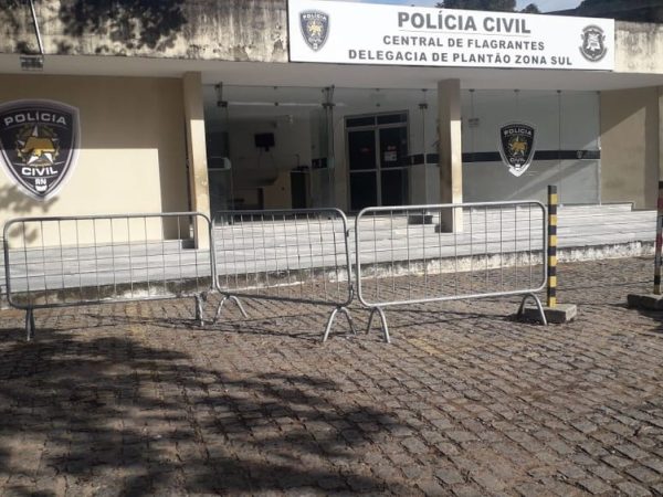 Família de turistas de Goiás é assaltada a caminho do aeroporto; caso foi registrado na Delegacia de Plantão da Zona Sul — Foto: Klênyo Galvão/Inter TV Cabugi