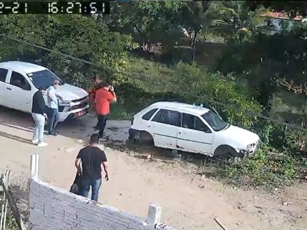 Policiais e delegado foram até uma casa no Conde, alegando que tinham recebido uma denúncia anônima sobre tráfico de drogas. — Foto: Reprodução/TV Cabo Branco