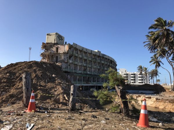 Operações para demolição do Hotel Reis Magos seguem em Natal — Foto: Leonardo Erys/G1