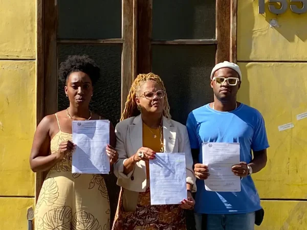 Rio de Janeiro (RJ), 22.07.2024 - Jackeline Oliveira, a presidente da Comissão de Combate ao Racismo da Câmara Municipal, Monica Cunha, e o produtor Wanderso Luna com o registro da denúncia contra racismo em roda de samba. Foto: Jackeline Oliveira/Arquivo pessoal