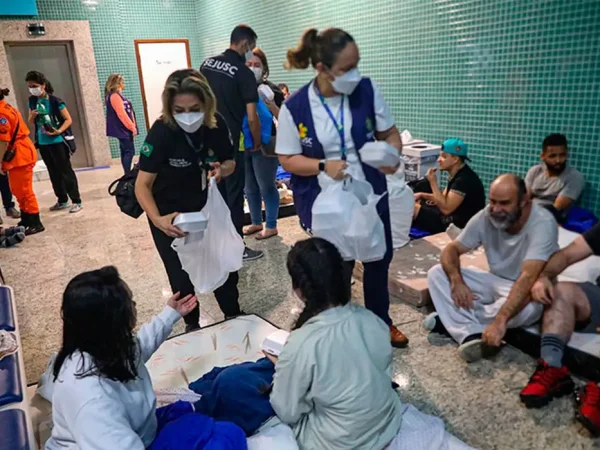 Manaus (AM), 25/01/2025 - Deportados dos Estados Unidos recebem alimentação do Governo do Amazonas no aeroporto de Manaus. Foto: Gov AM/Divulgação