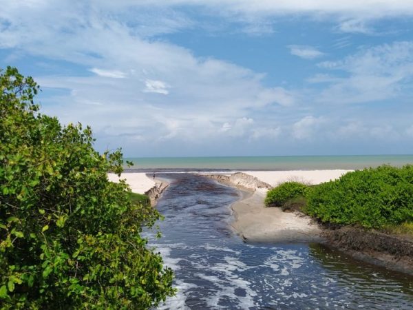 Trecho em que o rio Jaguaribe desagua no mar, na praia do Bessa, em João Pessoa — Foto: Yanka Oliveira / TV Cabo Branco