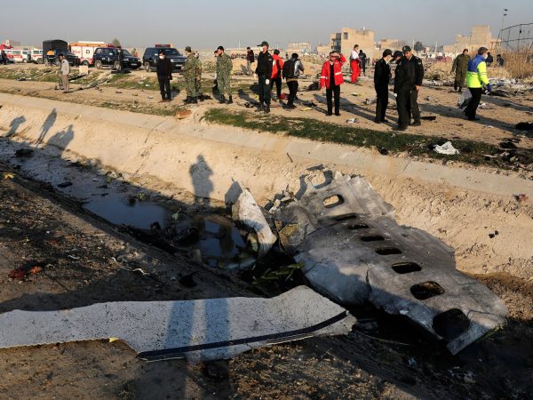 Destroços de avião ucraniano são vistos em Shahedshahr, sudoeste da capital Teerã, no Irã — Foto: Ebrahim Noroozi/AP