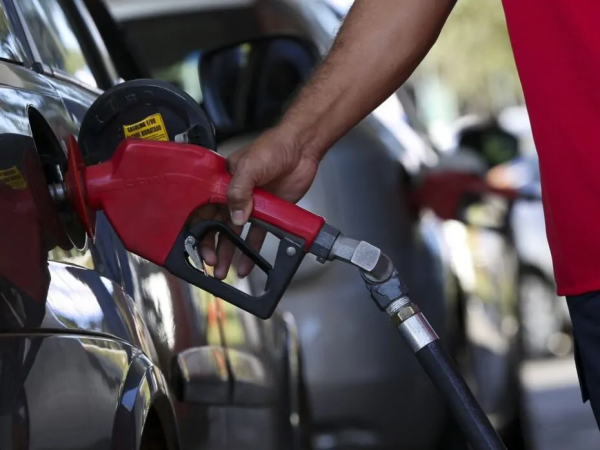 O último reajuste dos preços da gasolina havia sido realizado em dezembro, com redução de 6,1%. — Foto: Reprodução