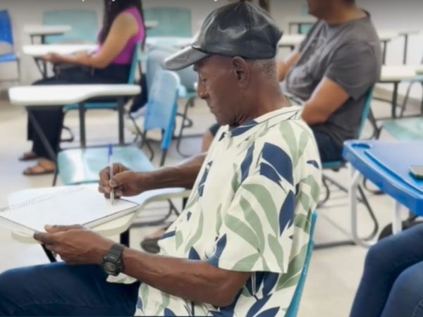 Fabiano Filho, de 74 anos, na sala de aula da UFPB, onde cursa Rádio e TV — Foto: TV Cabo Branco/Reprodução