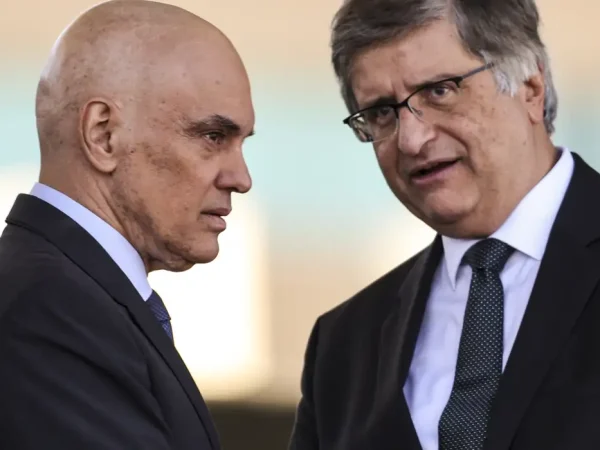 Brasília (DF), 22/08/2024 - O ministro do STF, Alexandre de Moraes, e o Procurador-Geral da República, Paulo Gonet, durante a solenidade comemorativa ao Dia do Soldado, no Quartel-General do Exército, em Brasília. Foto: Marcelo Camargo/Agência Brasil