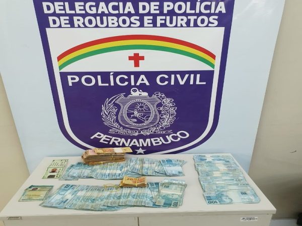 Com a dupla presa foram apreendidos mais de R$ 40 mil, incluindo algumas notas queimadas, provenientes do roubo ao carro-forte — Foto: Polícia Civil de Pernambuco.