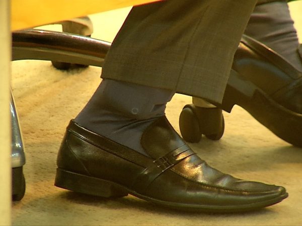 Usando tornozeleira eletrônica, deputado esteve presente em sessão da ALRN, nesta quarta-feira (12). (Foto: Reprodução / Inter TV Cabugi)