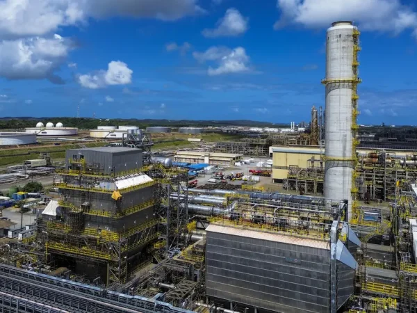 Ipojuca (PE) 01/11/2024 – A unidade U-93, de abatimento de emissões de gases SNOX na Refinaria Abreu e Lima (RNEST), da Petrobras, transforma óxido de enxofre e óxido de nitrogênio em ácido sulfúrico, a ser comercializado. Foto: Fernando Frazão/Agência Brasil