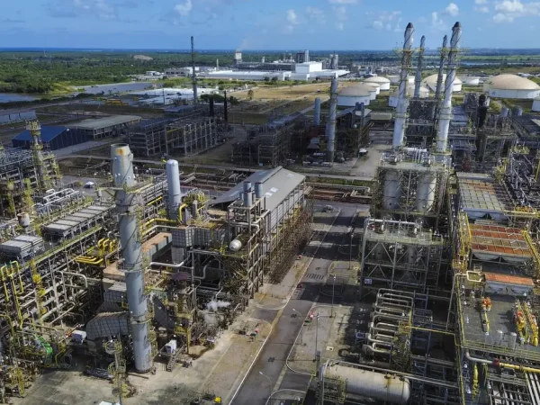 Ipojuca (PE) 01/11/2024 – As unidades de hidrotratametno de diesel e de geração de hidrogênio da Refinaria Abreu e Lima (RNEST), da Petrobras, trabalham para reduzir os teores de enxofre e componentes instáveis no combustível. O Trem 1 da RNEST vai passar por