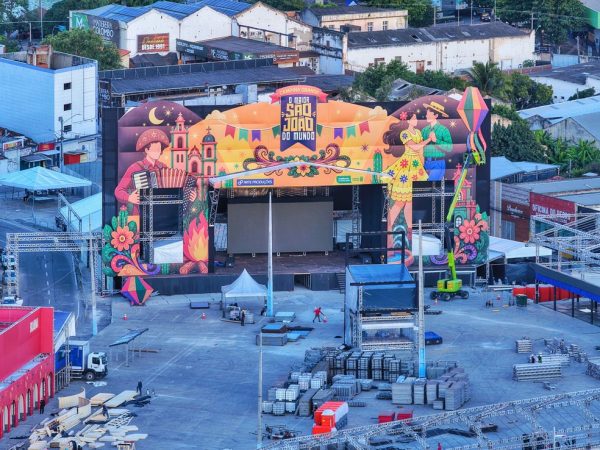 Palco principal do Parque do Povo durante montagem para o São João 2026 de Campina Grande — Foto: Divulgação/Arte Produções