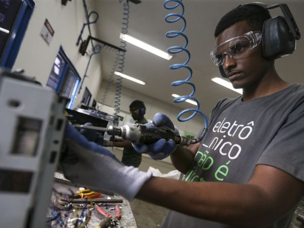 Brasília (DF), 21/12/2023 -  Computadores e eletrônicos são recondicionados para reciclagem e doações na Central de Recondicionamento de Computadores (CRC), no Gama, região administrativa do Distrito Federal. Foto: Marcelo Camargo/Agência Brasil