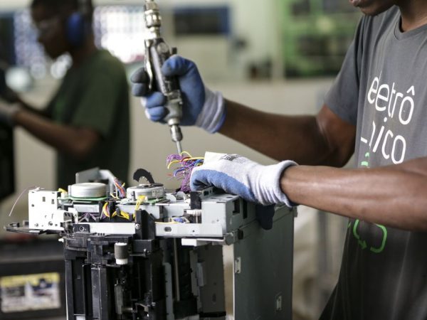 Brasília (DF), 21/12/2023 -  Computadores e eletrônicos são recondicionados para reciclagem e doações na Central de Recondicionamento de Computadores (CRC), no Gama, região administrativa do Distrito Federal. Foto: Marcelo Camargo/Agência Brasil