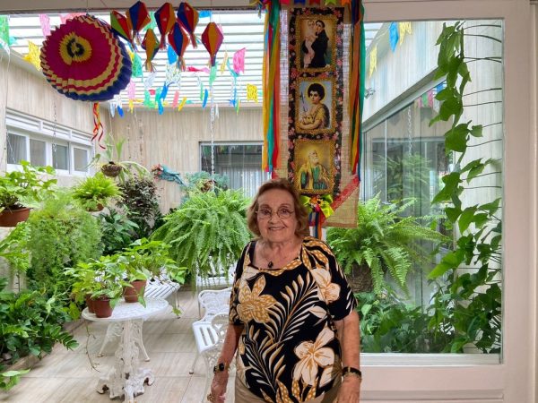 Dona Helena co m jardim de inverno decorado para o São João — Foto: Iara Alves/g1