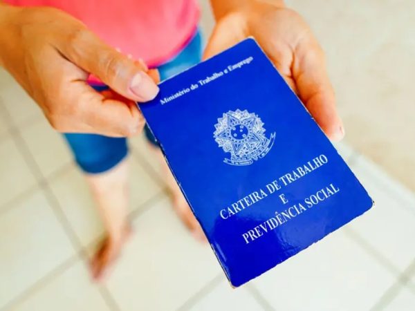 Carteira de Trabalho — Foto: Getty Images via BBC