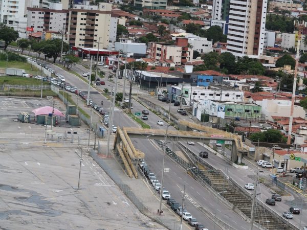 Fila de carros seguiu pela Avenida Prudente de Morais, no entorno da Arena das Dunas — Foto: Augusto César Gomes