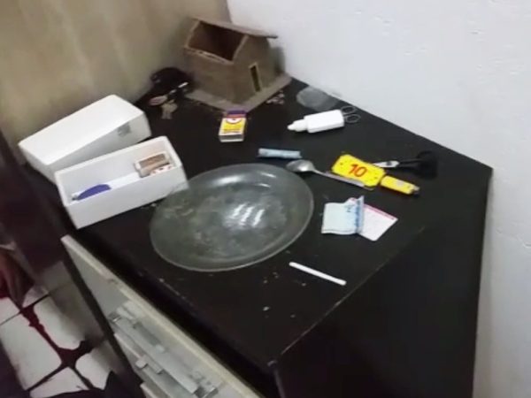 Policiais encontraram droga dentro do kitnet (Foto: PM/Divulgação)
