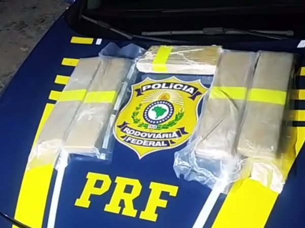 Segundo a PRF, a droga apreendida estava sendo transportada de Cabedelo, na Paraíba, para Natal (Foto: PRF/Divulgação)