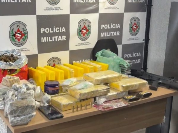 Drogas apreendidas com dupla no bairro de Paratibe, em João Pessoa (PB) — Foto: (Reprodução/TV Cabo Branco)