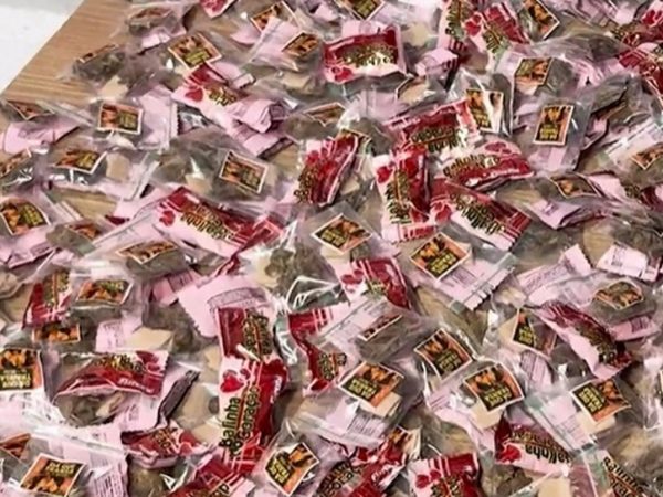 Maconha e cocaína estavam embaladas com doces — Foto: Reprodução/TV Cabo Branco