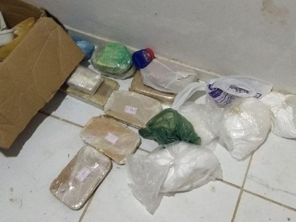 Cerca de 18 quilos de drogas foram encontrados em casa usada como mini-laboratório de drogas, segundo a Polícia Civil de Mossoró, no RN (Foto: Divulgação/Polícia Civil)