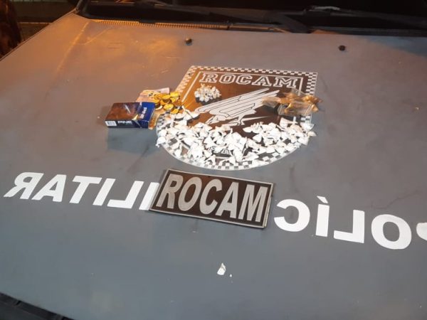 Polícia mostra drogas e dinheiro encontrados com suspeito, na noite desta quarta-feira (20) — Foto: Sérgio Henrique Santos/Inter TV Cabugi