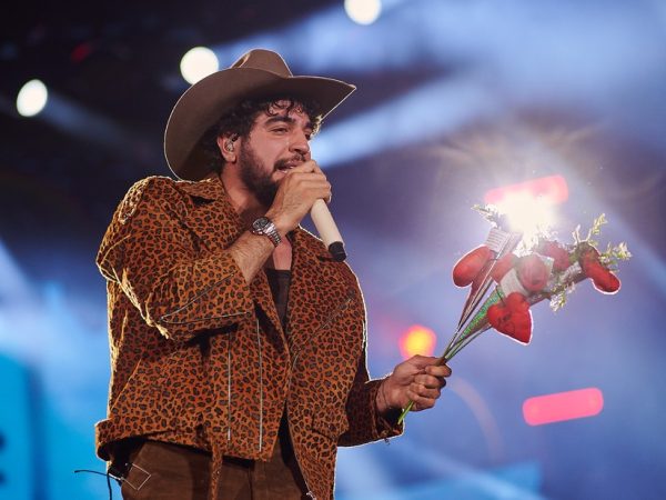Nattan segura buquê de rosas em estreia na Festa do Peão de Barretos 2025 — Foto: Érico Andrade/g1